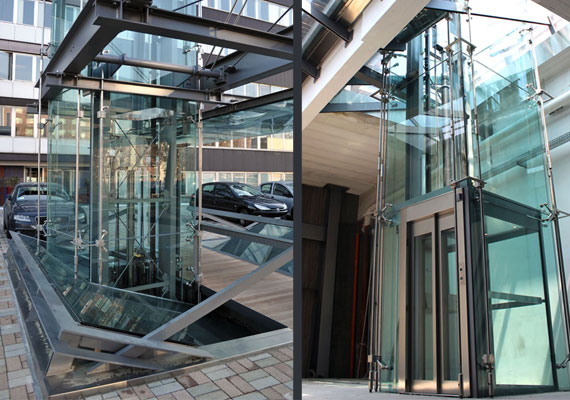 ascensore che dal piano terra porta al primo, piano parcheggio e d’ingresso alla palazzina uffici in modo di eliminare le barriere architettoniche