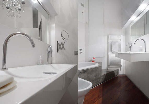 Il bagno principale con lavandino volante